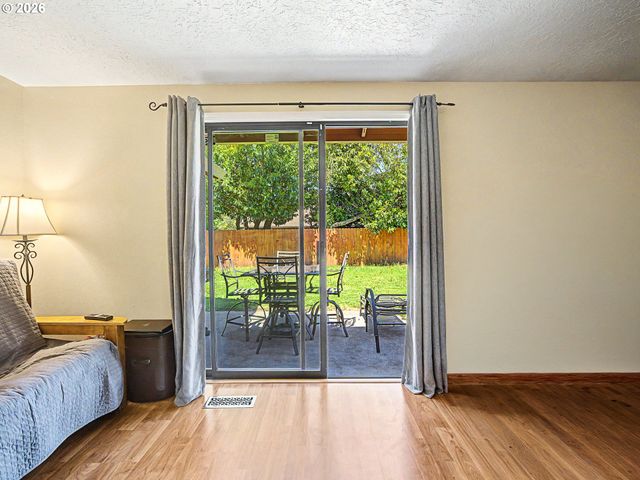 13725 Se CENTER St, Portland, OR 97236