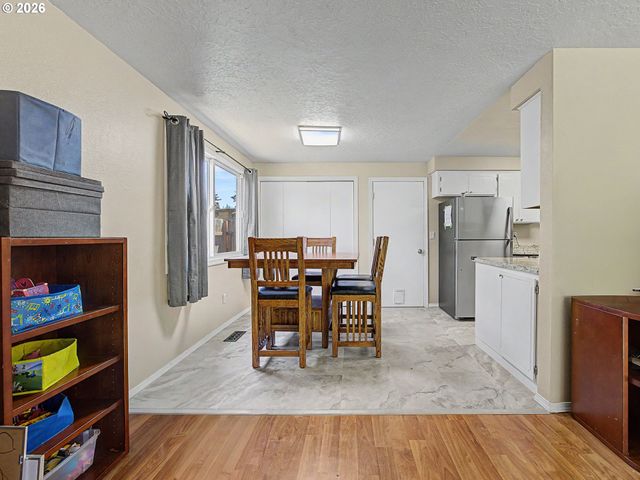 13725 Se CENTER St, Portland, OR 97236