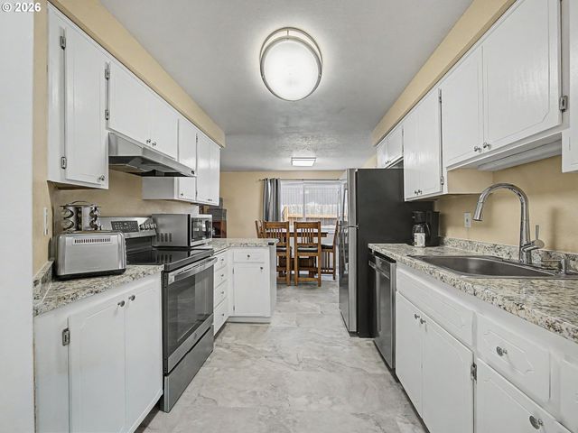 13725 Se CENTER St, Portland, OR 97236