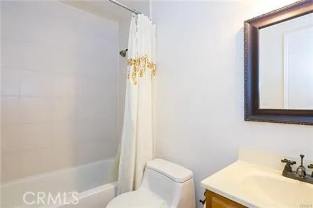 700 W La Veta Avenue R6, Orange, CA 92868