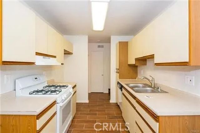 700 W La Veta Avenue R6, Orange, CA 92868