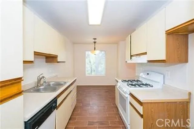 700 W La Veta Avenue R6, Orange, CA 92868