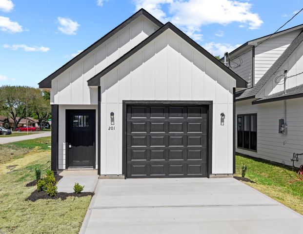 201 S 2nd Street, Beasley, TX 77417