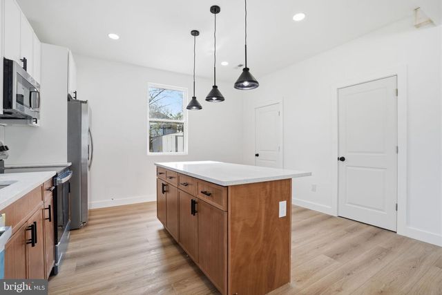 6 STARLIGHT LN, Levittown, PA 19055