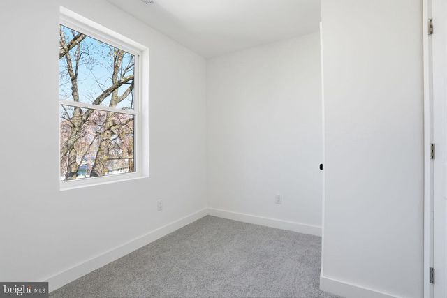 6 STARLIGHT LN, Levittown, PA 19055