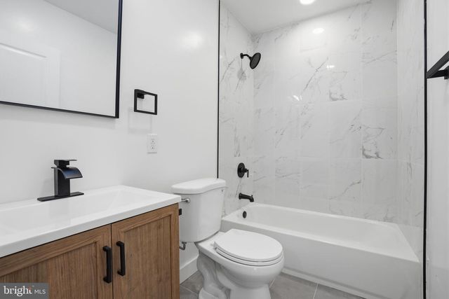 6 STARLIGHT LN, Levittown, PA 19055