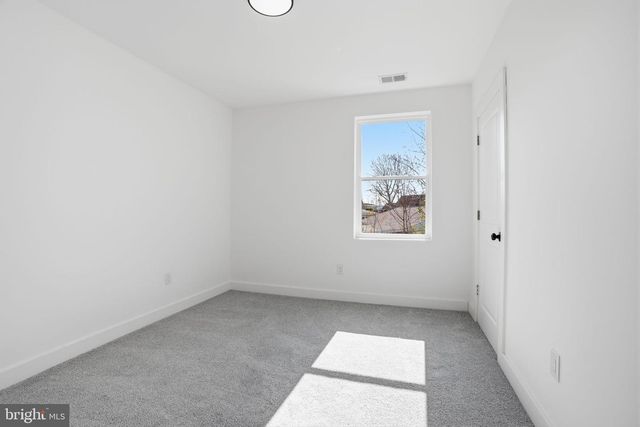 6 STARLIGHT LN, Levittown, PA 19055