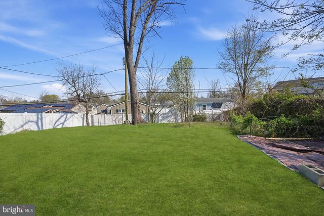 6 STARLIGHT LN, Levittown, PA 19055