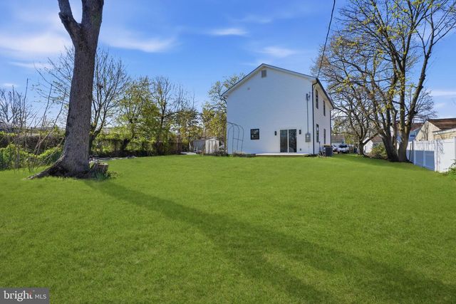 6 STARLIGHT LN, Levittown, PA 19055