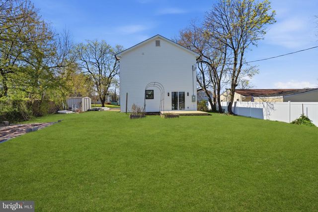 6 STARLIGHT LN, Levittown, PA 19055