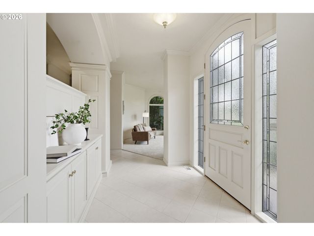 2216 LAKEVIEW Dr, Eugene, OR 97408