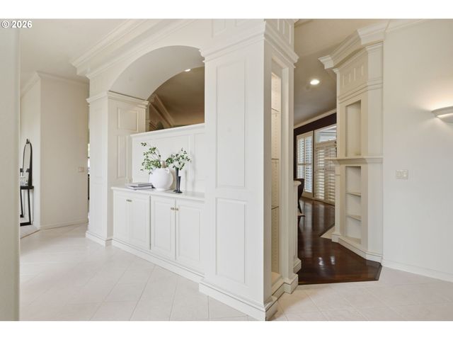 2216 LAKEVIEW Dr, Eugene, OR 97408