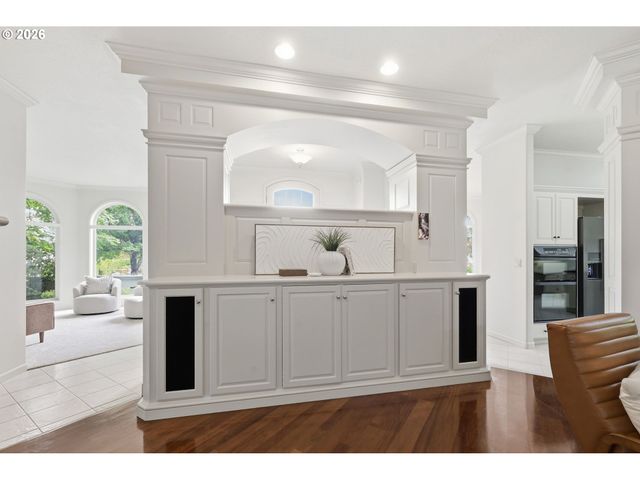 2216 LAKEVIEW Dr, Eugene, OR 97408