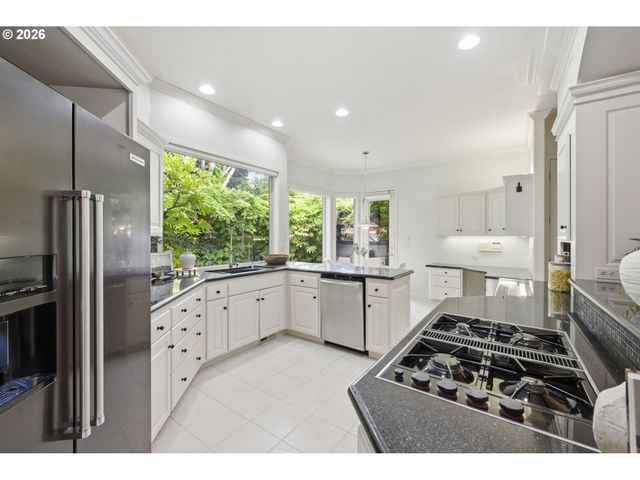 2216 LAKEVIEW Dr, Eugene, OR 97408
