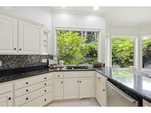 2216 LAKEVIEW Dr, Eugene, OR 97408