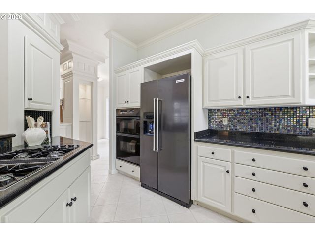 2216 LAKEVIEW Dr, Eugene, OR 97408