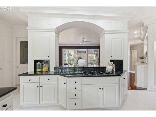 2216 LAKEVIEW Dr, Eugene, OR 97408