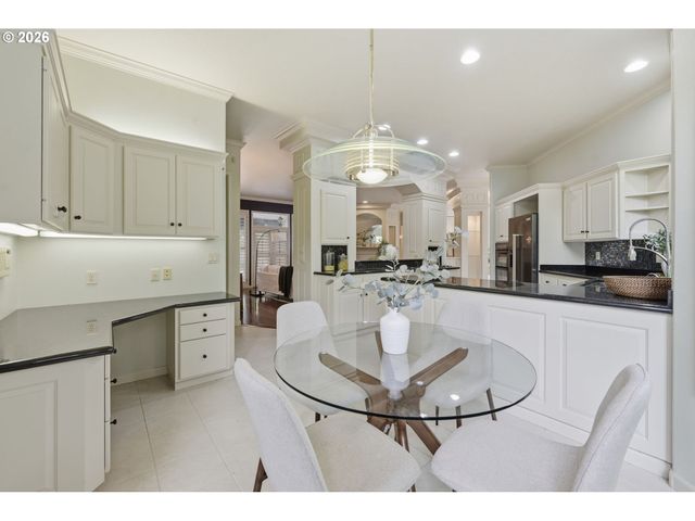 2216 LAKEVIEW Dr, Eugene, OR 97408