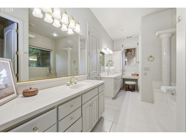 2216 LAKEVIEW Dr, Eugene, OR 97408
