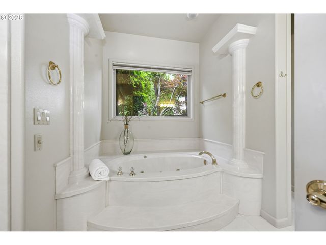 2216 LAKEVIEW Dr, Eugene, OR 97408