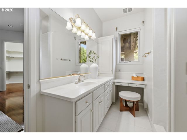 2216 LAKEVIEW Dr, Eugene, OR 97408