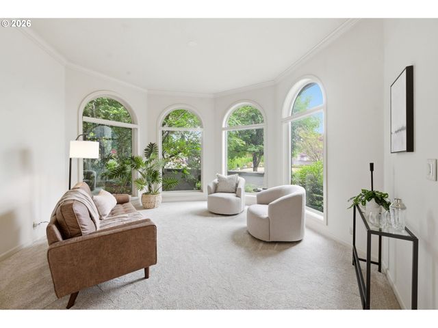 2216 LAKEVIEW Dr, Eugene, OR 97408