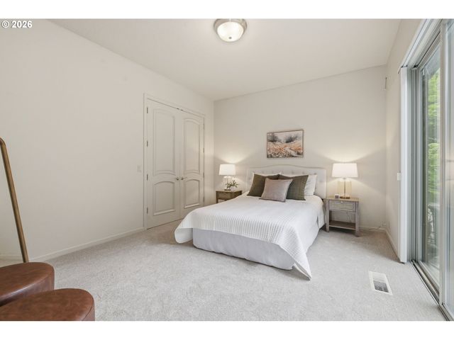 2216 LAKEVIEW Dr, Eugene, OR 97408