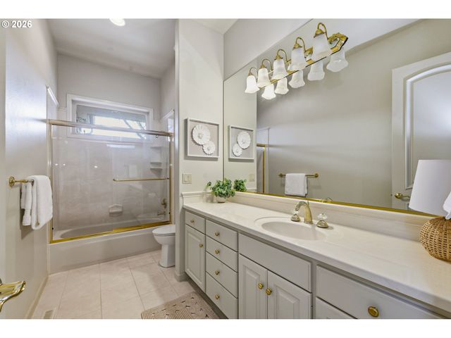 2216 LAKEVIEW Dr, Eugene, OR 97408