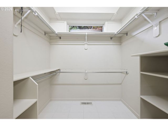 2216 LAKEVIEW Dr, Eugene, OR 97408