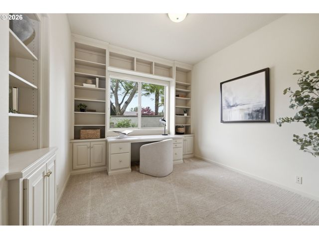2216 LAKEVIEW Dr, Eugene, OR 97408
