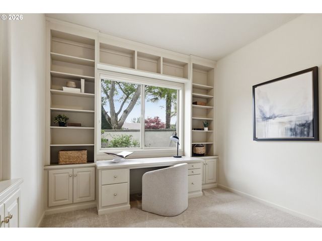 2216 LAKEVIEW Dr, Eugene, OR 97408