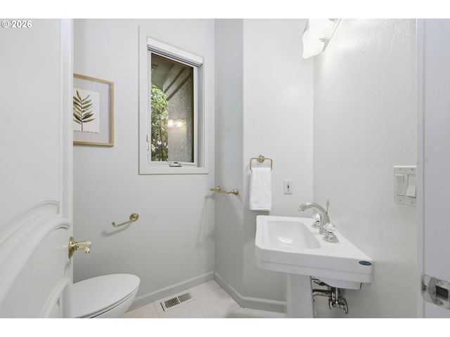 2216 LAKEVIEW Dr, Eugene, OR 97408