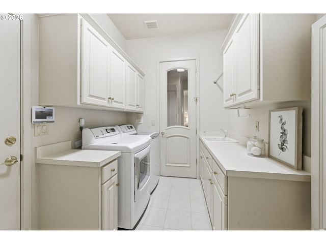 2216 LAKEVIEW Dr, Eugene, OR 97408