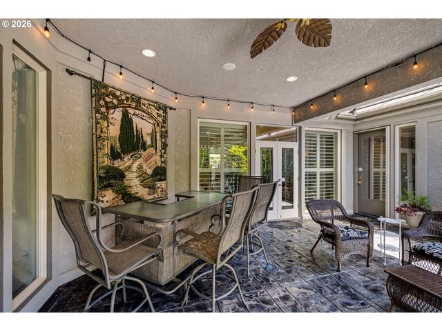 2216 LAKEVIEW Dr, Eugene, OR 97408
