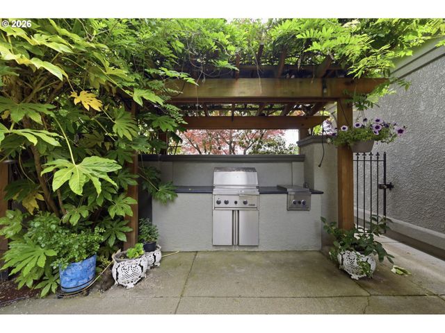 2216 LAKEVIEW Dr, Eugene, OR 97408