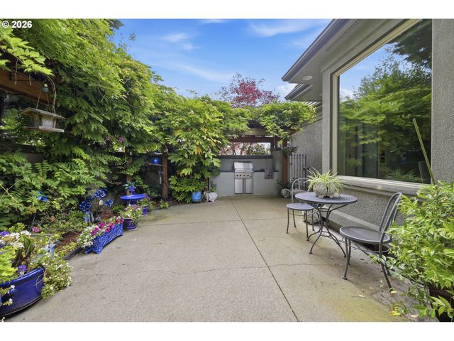 2216 LAKEVIEW Dr, Eugene, OR 97408