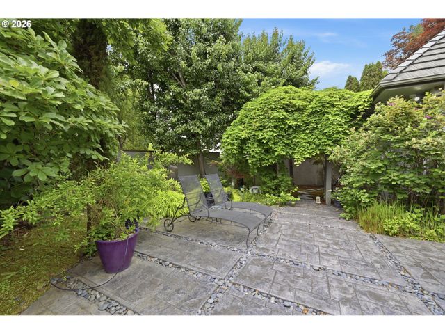 2216 LAKEVIEW Dr, Eugene, OR 97408