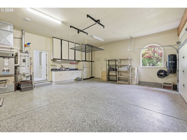 2216 LAKEVIEW Dr, Eugene, OR 97408
