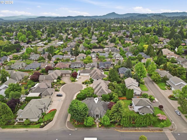 2216 LAKEVIEW Dr, Eugene, OR 97408