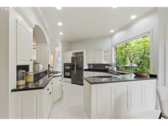 2216 LAKEVIEW Dr, Eugene, OR 97408
