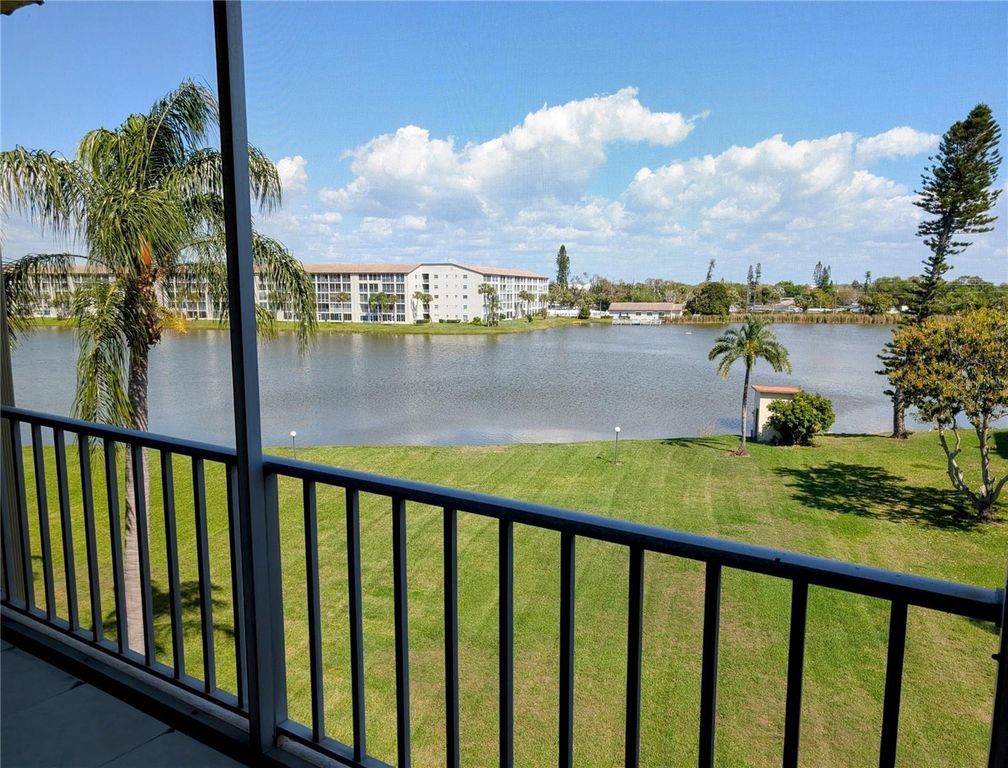 Image 33 of property listing at 3807 LAKE BAYSHORE DRIVE H-416, Bradenton, FL 34205