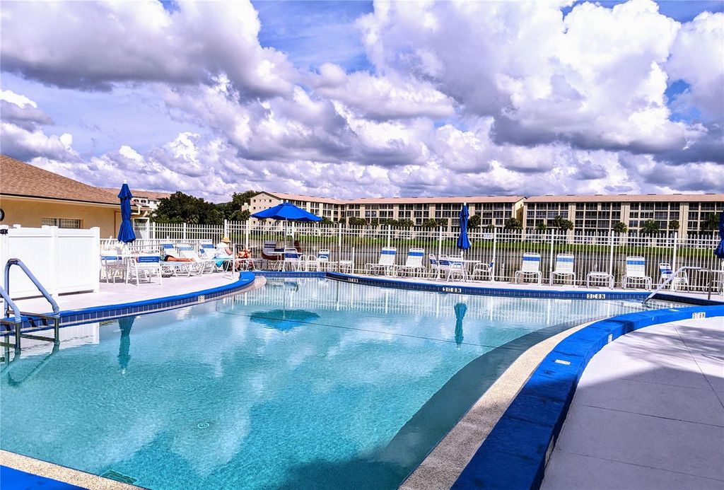 Image 35 of property listing at 3807 LAKE BAYSHORE DRIVE H-416, Bradenton, FL 34205