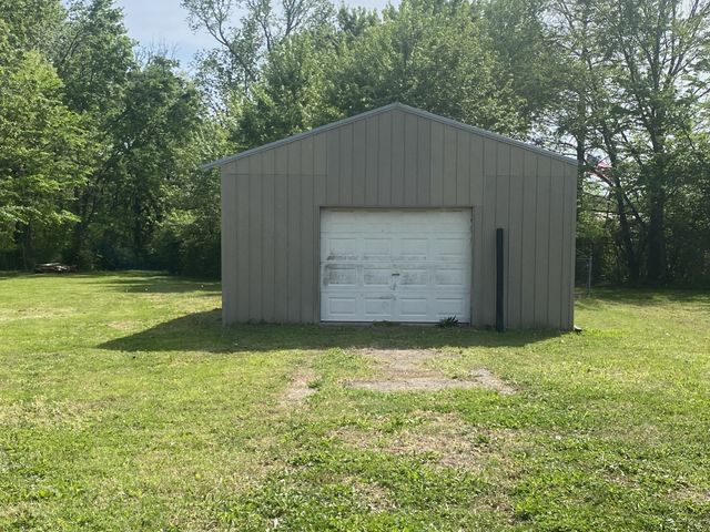 2058 Old Greenbrier Pike, Greenbrier, TN 37073