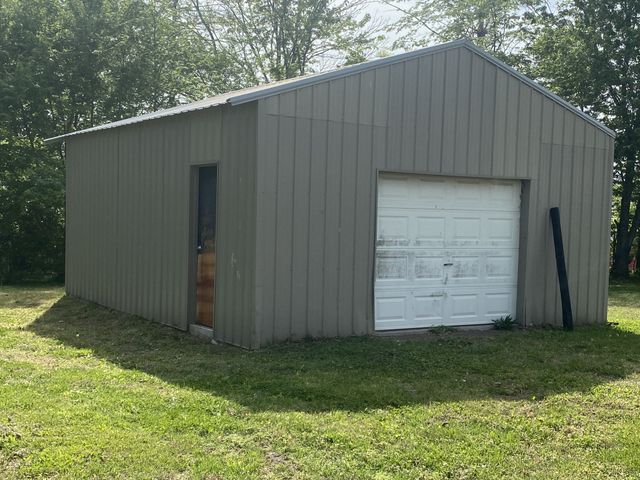 2058 Old Greenbrier Pike, Greenbrier, TN 37073