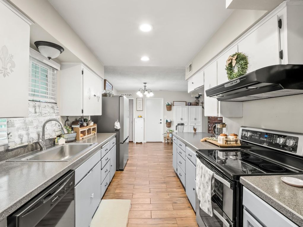 Image 11 of property listing at 14787 Skyview Road, Madera, CA 93636