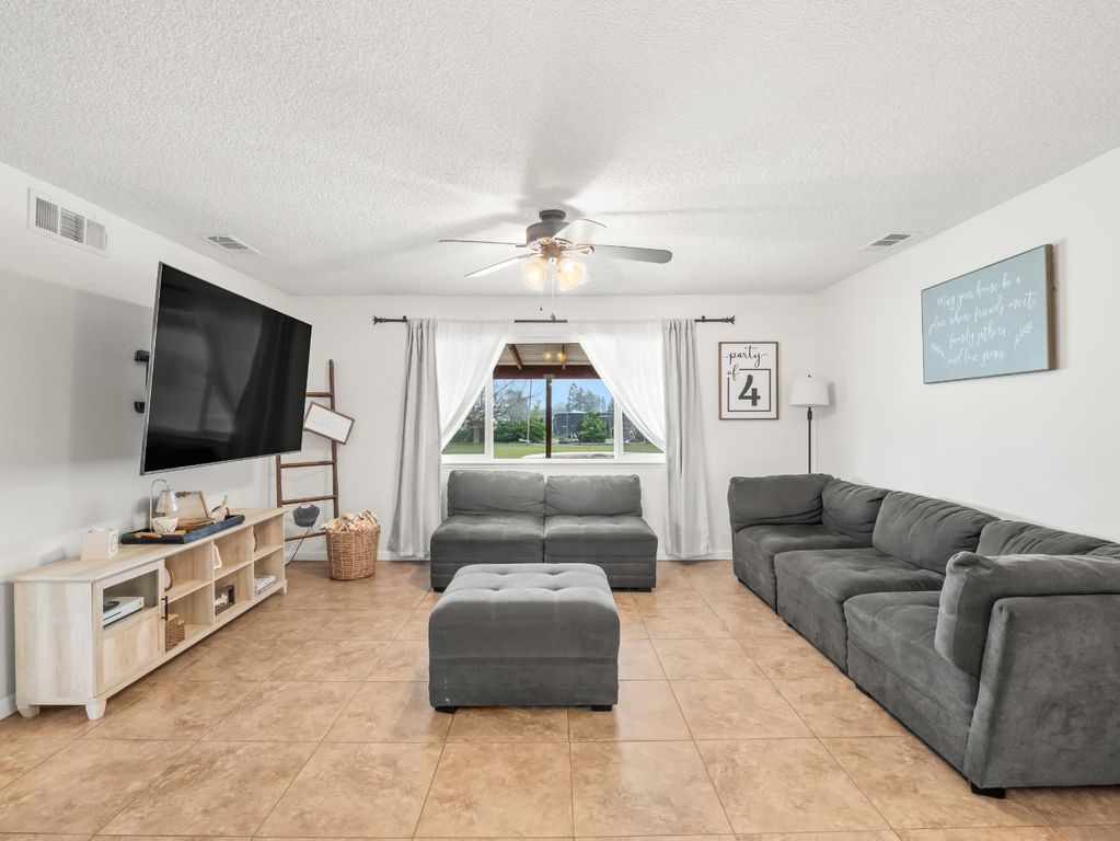 Image 3 of property listing at 14787 Skyview Road, Madera, CA 93636