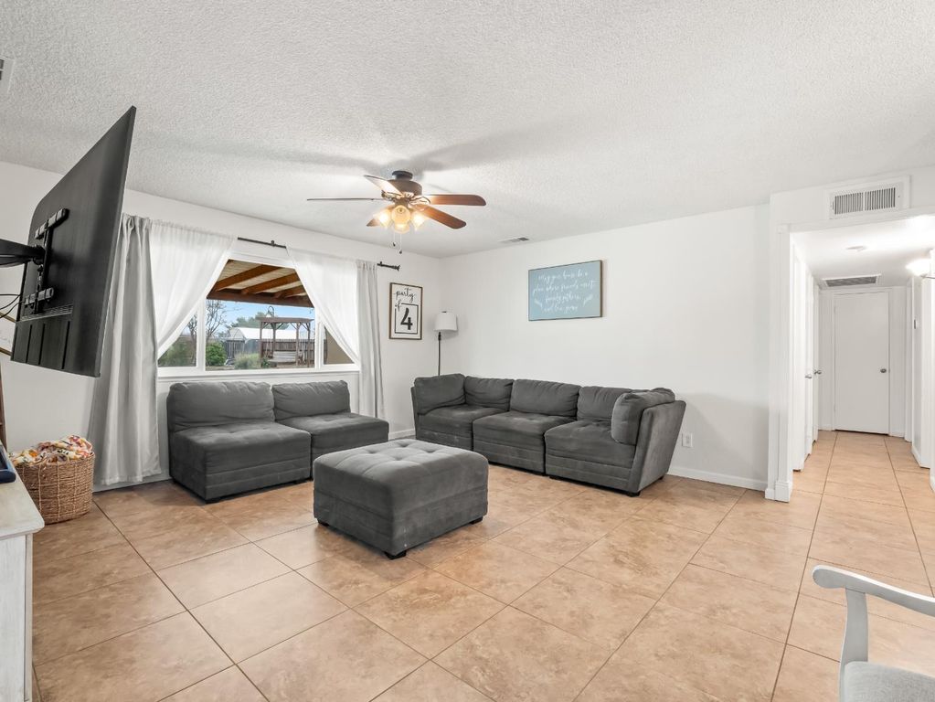 Image 6 of property listing at 14787 Skyview Road, Madera, CA 93636