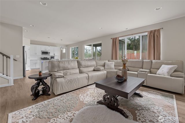 2120 SW Putnam Drive, Oak Harbor, WA 98277