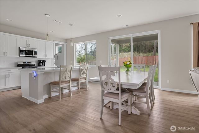 2120 SW Putnam Drive, Oak Harbor, WA 98277