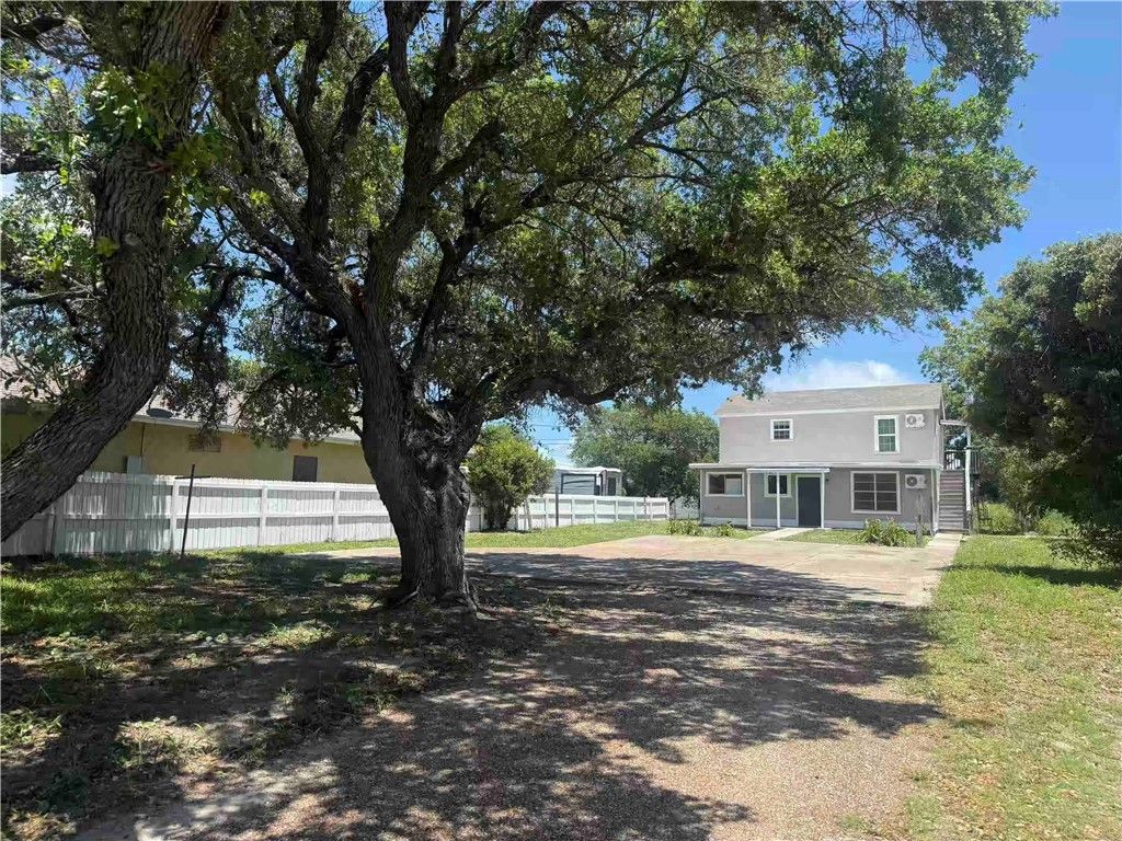 215 S 11th St, Aransas Pass, TX 78336 — photo 4